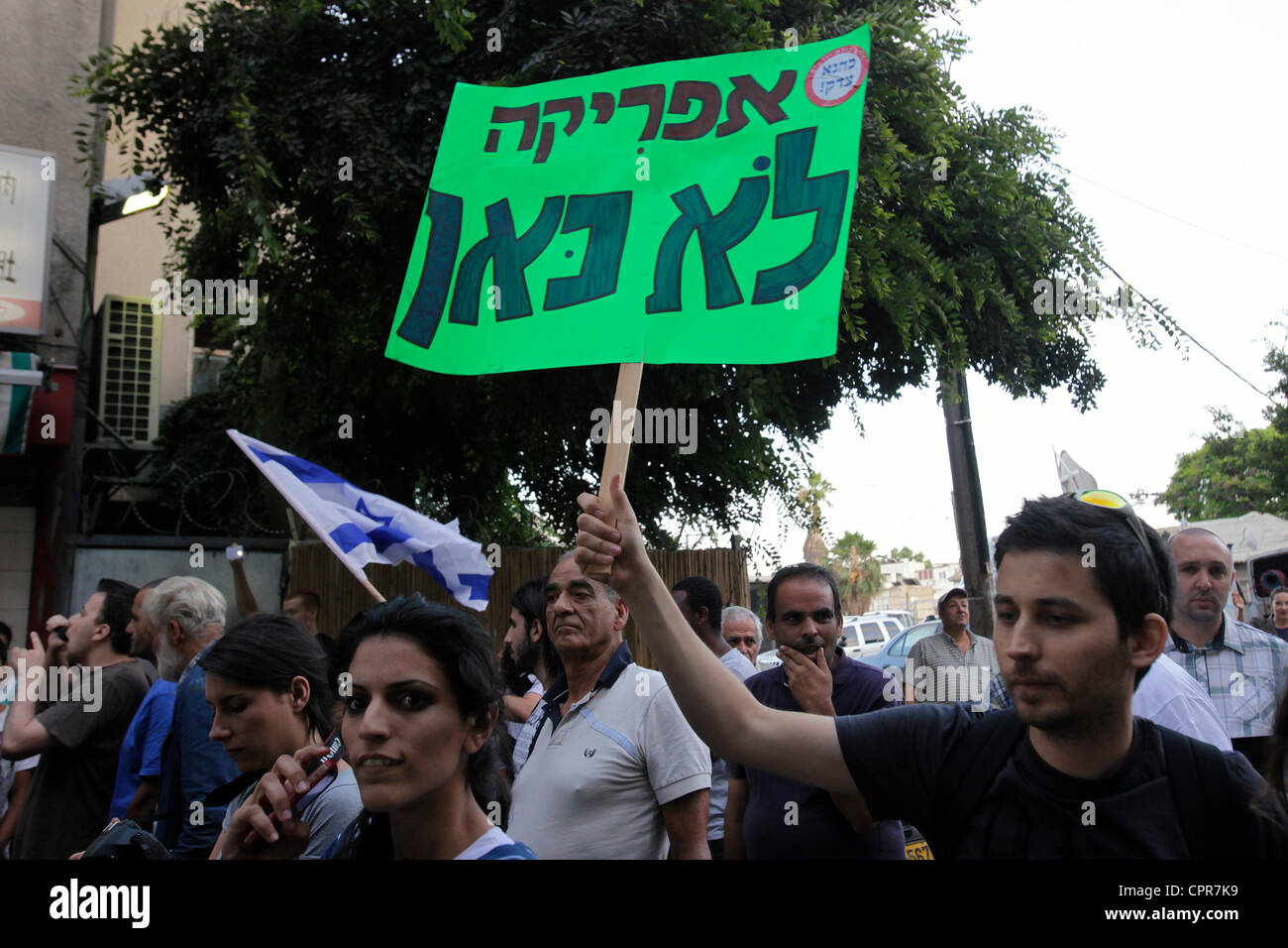 Ein israelischer Demonstrante hält ein hebräisches Schild auf dem "Afrika ist nicht hier" steht während der Demonstration gegen afrikanische Asylbewerber und illegale Einwanderer im Süden von Tel Aviv Israel Stockfoto