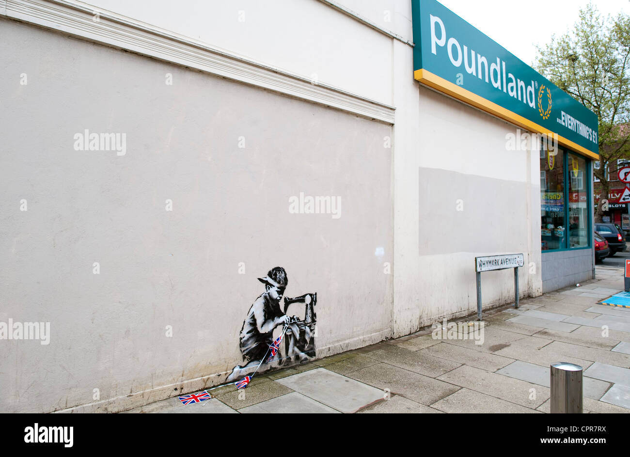 Banksy Graffiti der chinesische junge Bunting in Holz grün London vor der Fahrzeugproduzent in der Nähe von Poundland Stockfoto