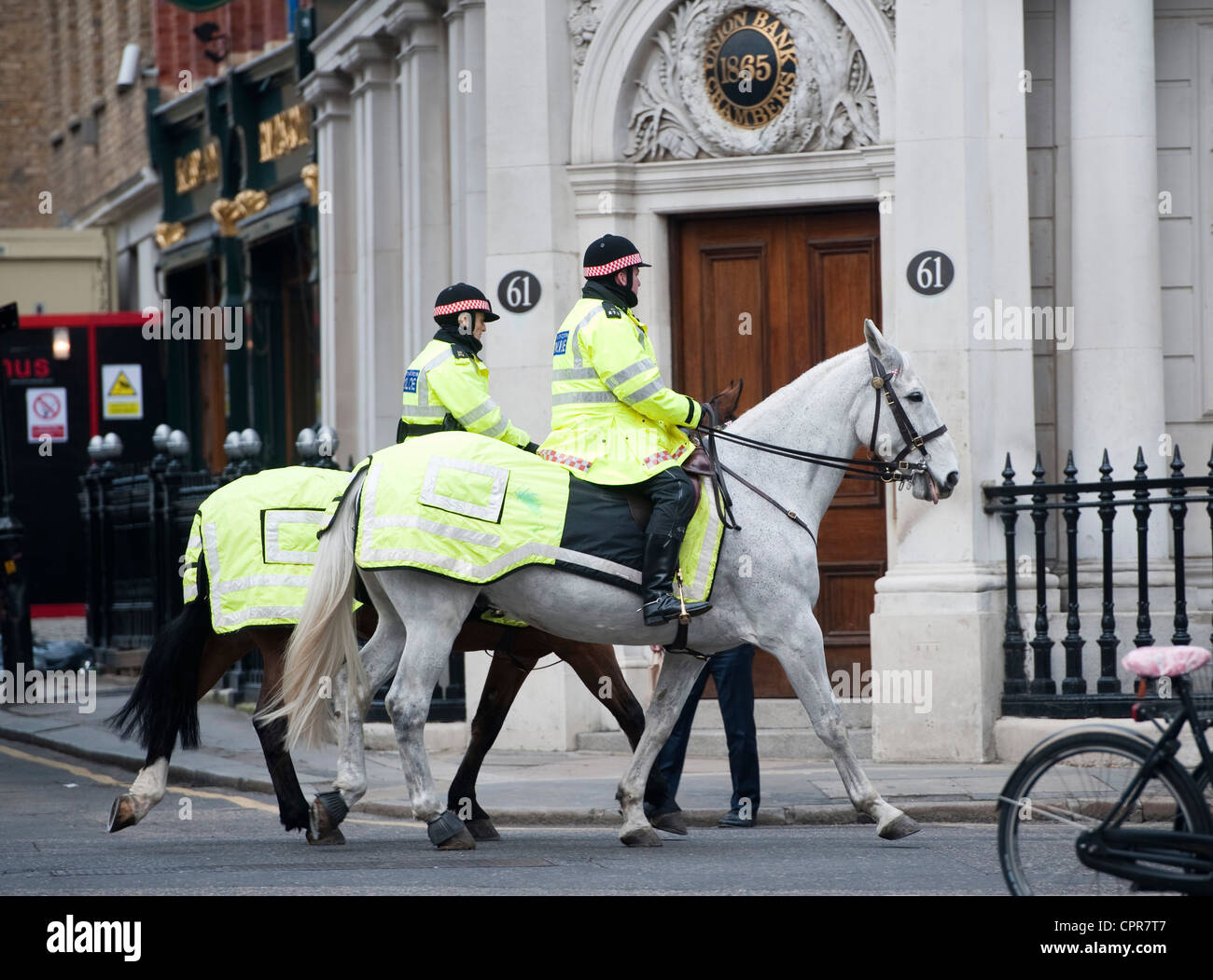 Polizei auf Streife auf dem Pferderücken London Stockfoto