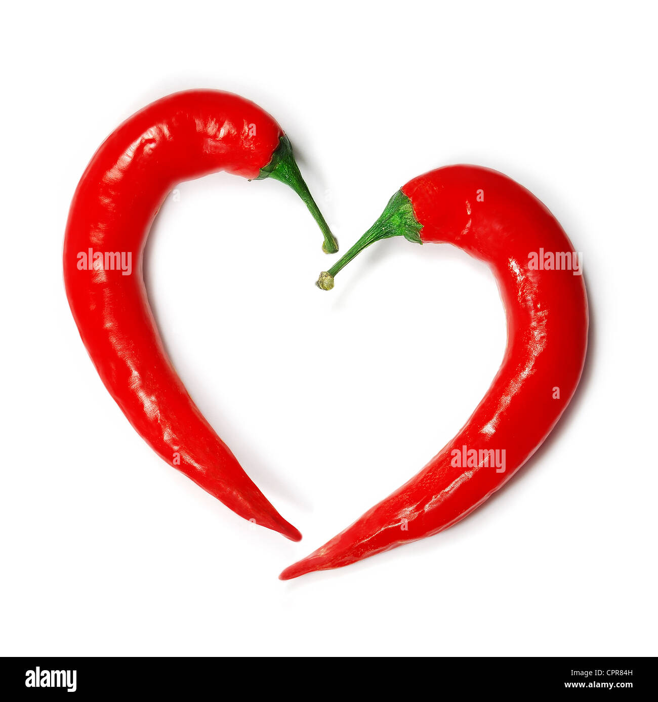 Zwei Chilischoten bilden eine Form des Herzens. Heiß geliebte Symbol. Stockfoto