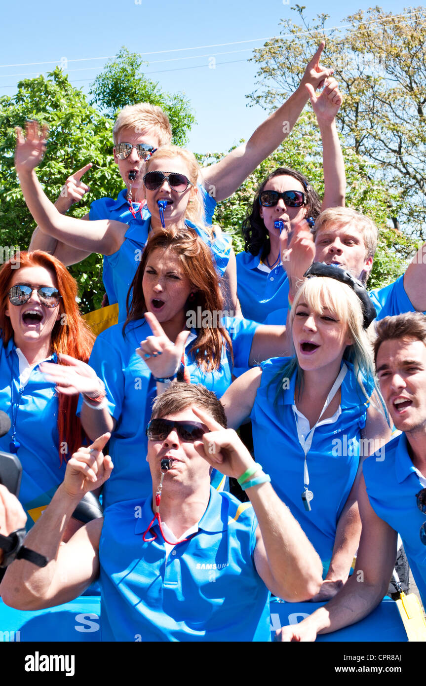 Samsung-Team zu generieren, etwas Lärm und Spaß nach den Olympischen Fackellauf durch Criccieth, Gwynedd, Wales, UK Stockfoto