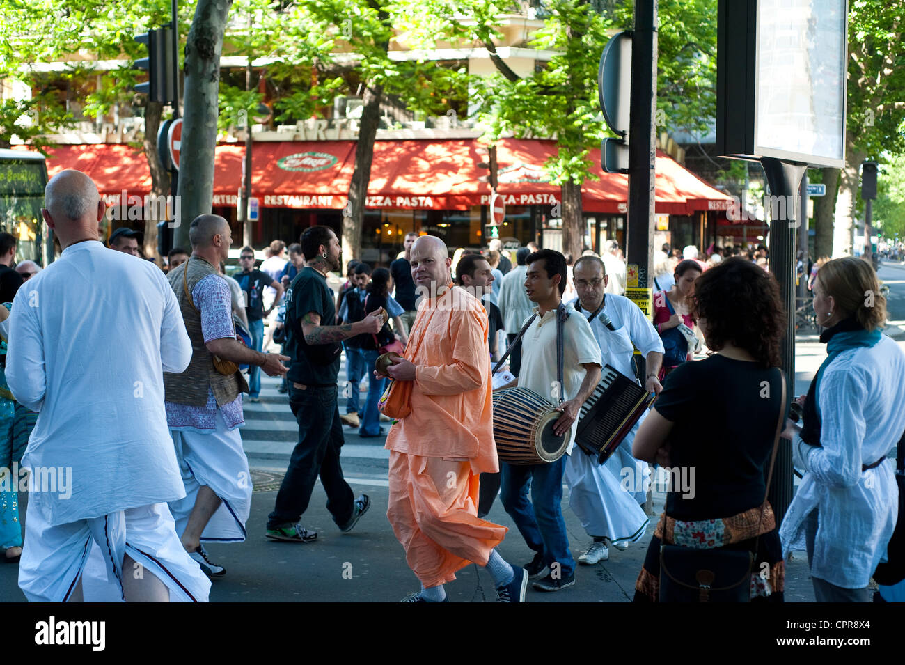 Paris, Frankreich - das Hare-Krishna-Mantra singen. Stockfoto