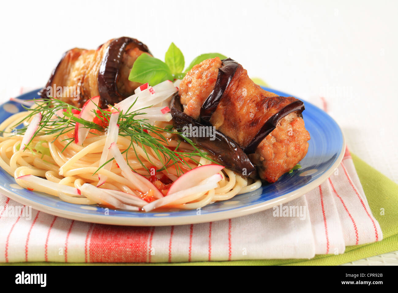 Gericht von Frikadellen, eingehüllt in Aubergine und spaghetti Stockfoto