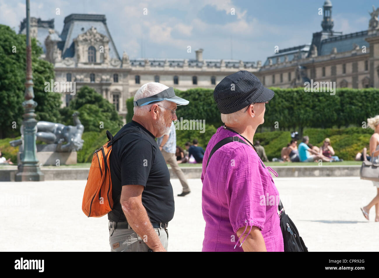 Paris, Frankreich - ein älteres Ehepaar von Touristen zu Fuß in den Straßen. Stockfoto