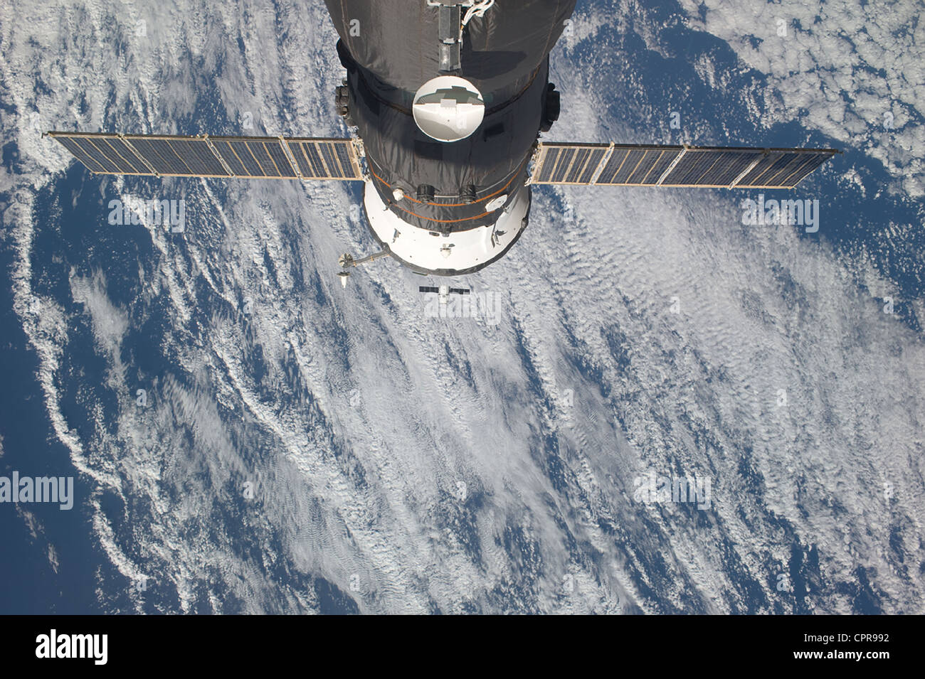 SpaceX Dragon kommerzielle Fracht Handwerk nähert sich der internationalen Raumstation ISS 25. Mai 2012 für Greifer und Liegeplätze. Dragon wurde das erste kommerziell entwickeltes Raumfahrzeug zum Bahnhof, um russischen, europäischen und japanischen Nachschub Handwerk verbinden diesen Dienst der ISS gestartet werden. Stockfoto