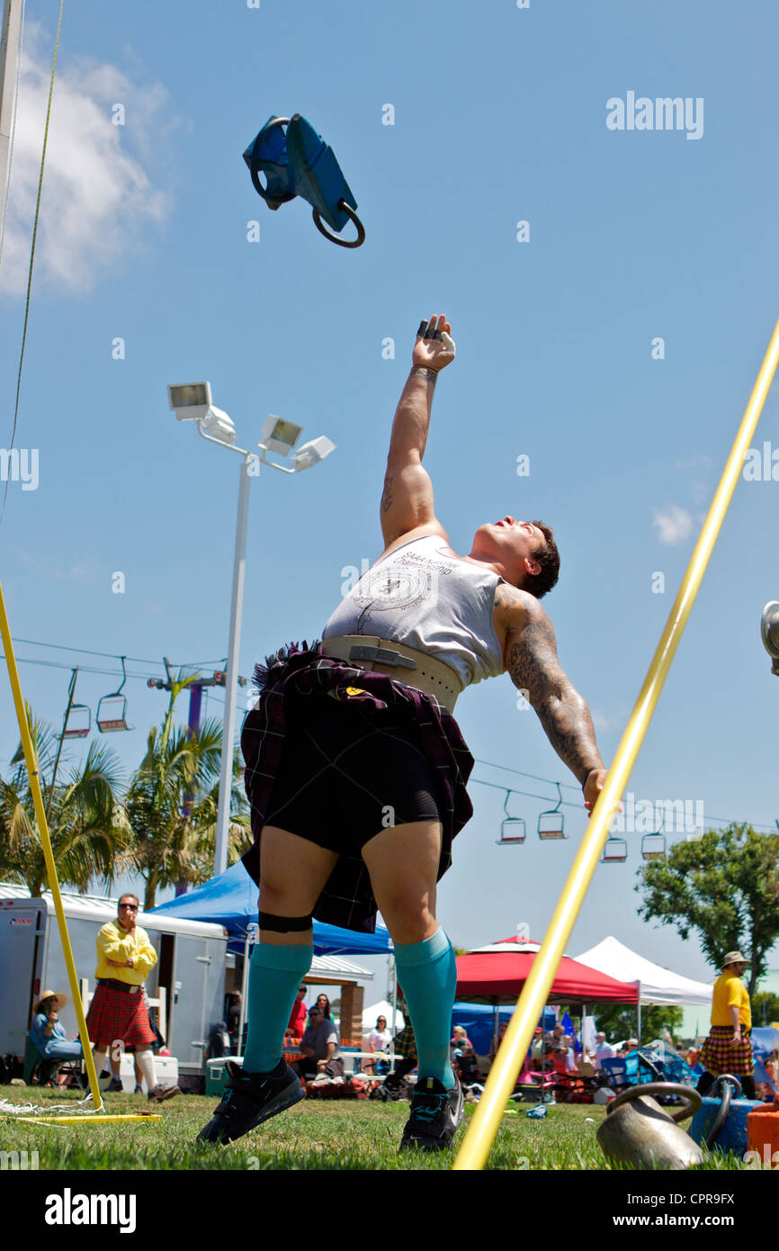 Athleten in Kilts werfen Der amboss an der Amerikanischen schottisches Festival Costa Mesa, Kalifornien, USA Stockfoto