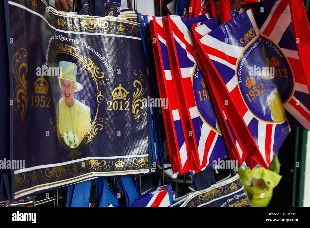 Souvenirs zum Verkauf während der Königin Elizabeth II Diamant-Jubiläum feiern in London, mit Straße Partei und Shop Windows eingerichtet Stockfoto