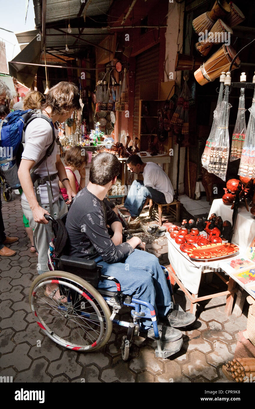 Eine behinderte Touristen im Rollstuhl Shopping im Souk, Marrakesch, Marokko Afrika - Konzept Behindertengerecht reisen Stockfoto