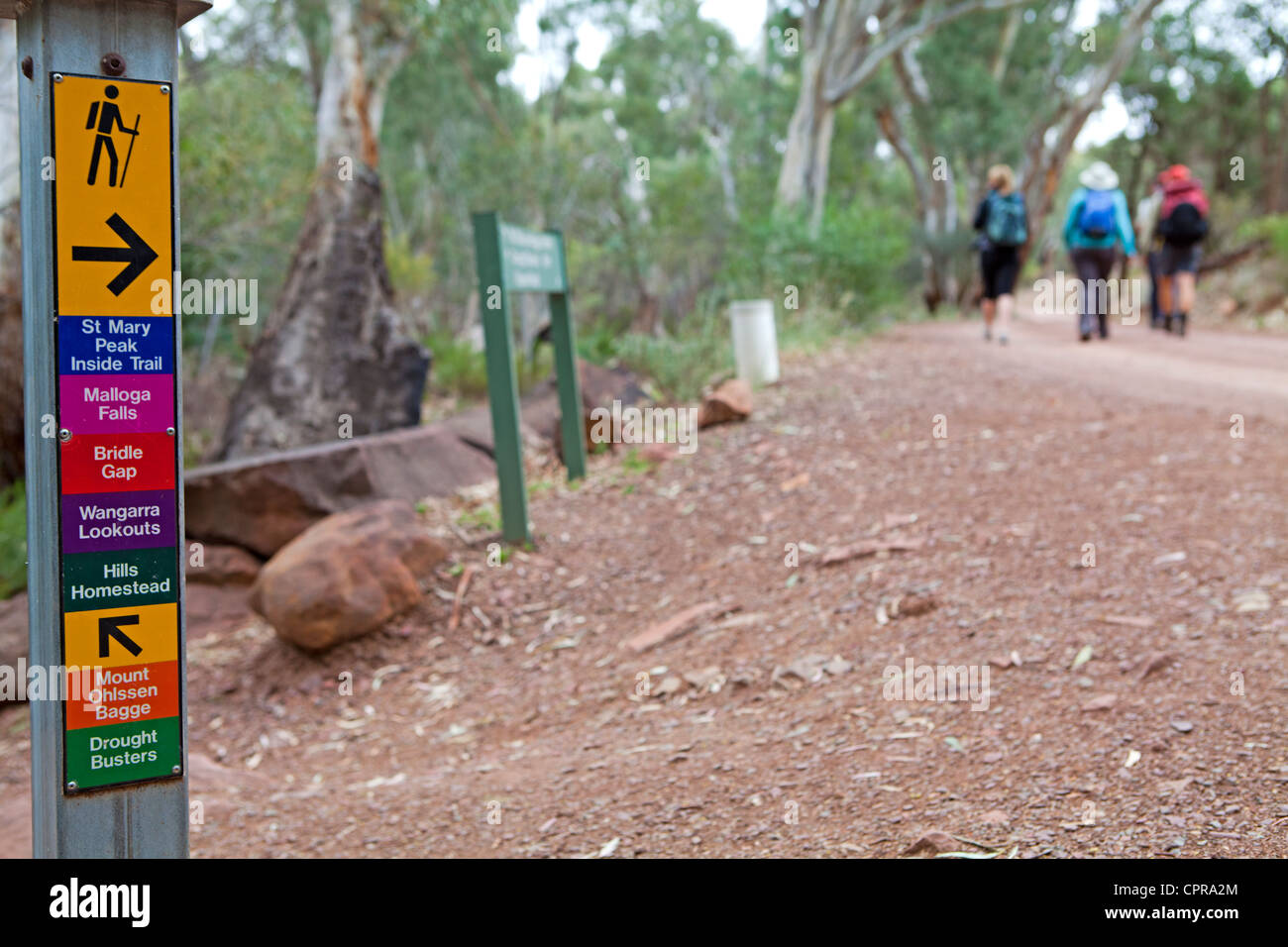 Walking Trail-Schilder am WIlpena Pound in South Australia Flinders Ranges Stockfoto