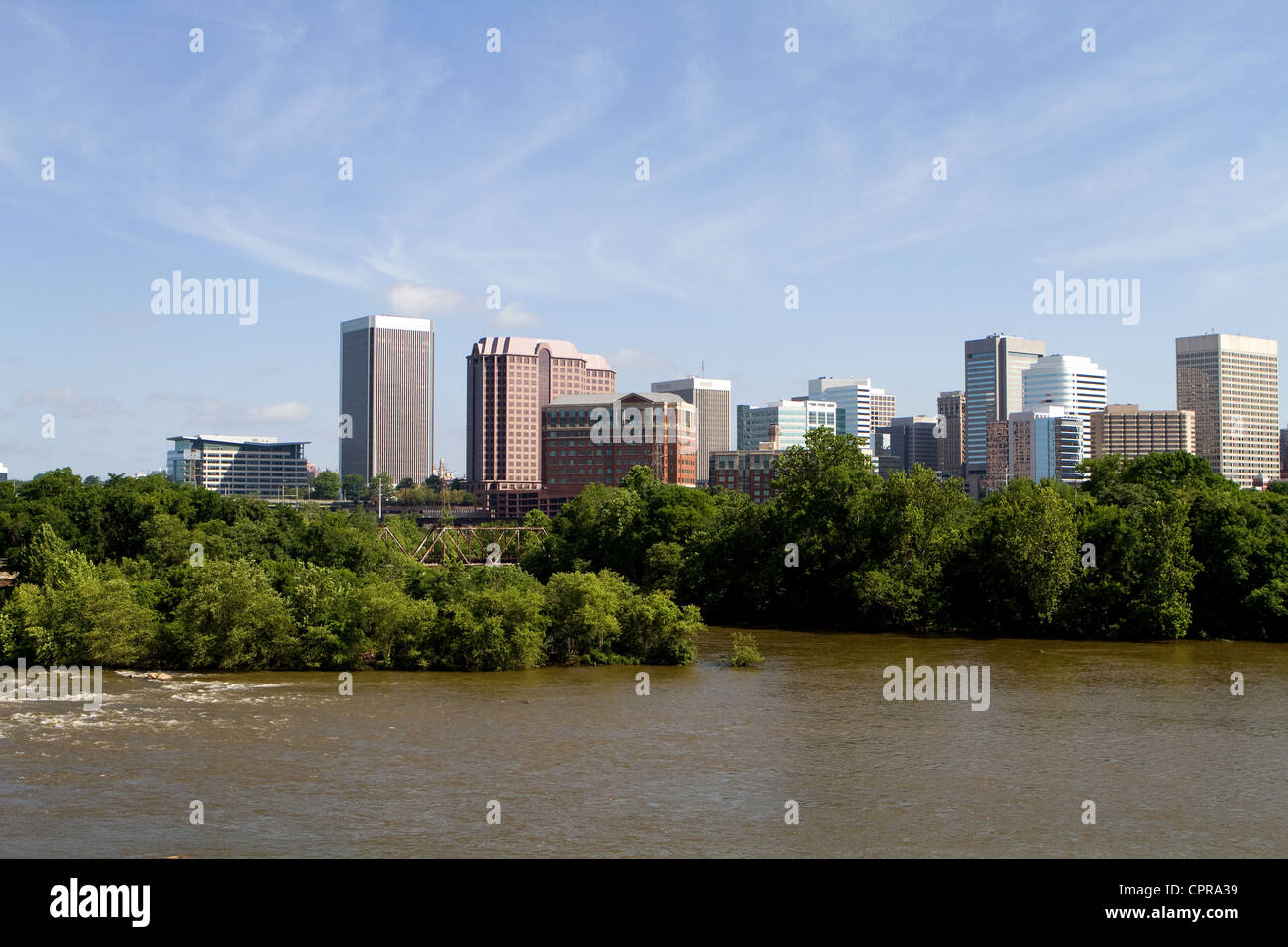 Skyline von Richmond, Virginia betrachtet aus über den James River. Stockfoto