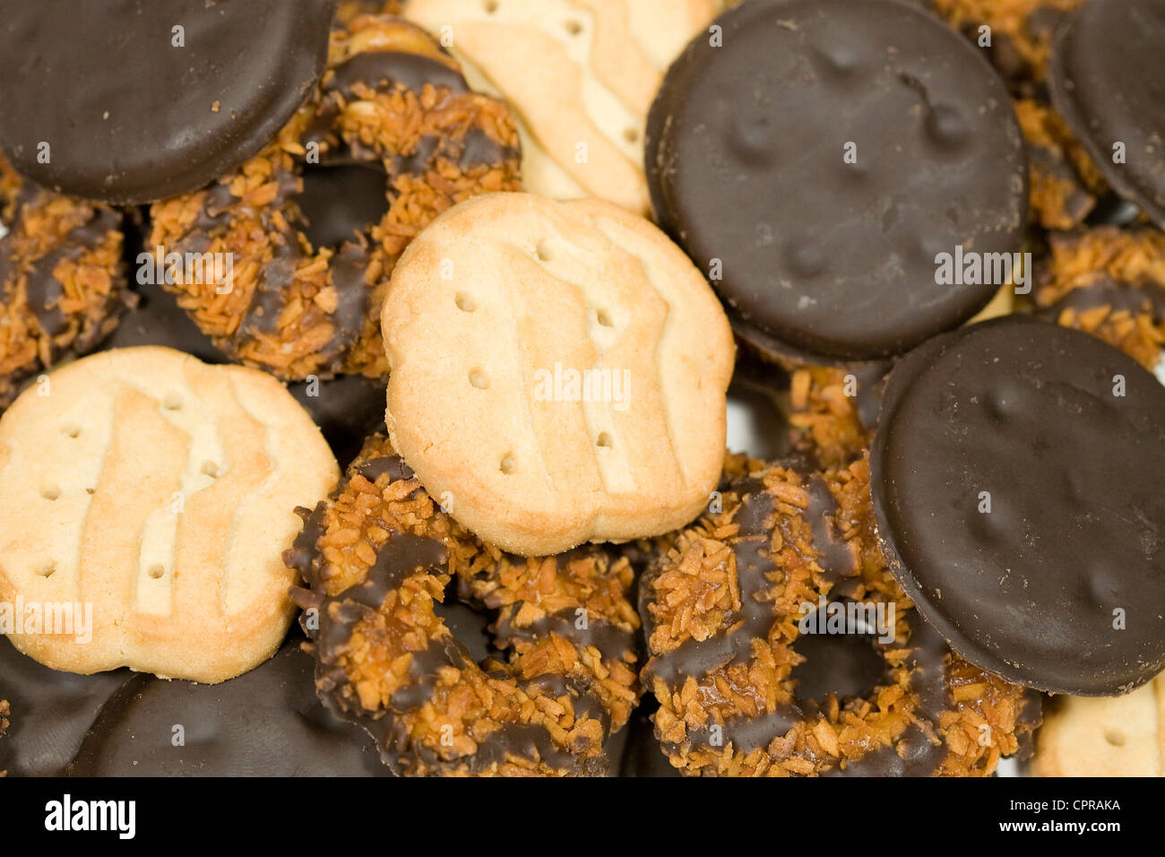 Dünne Münzstätten, Kleeblätter und Samoas Girl Scout Cookies. Stockfoto