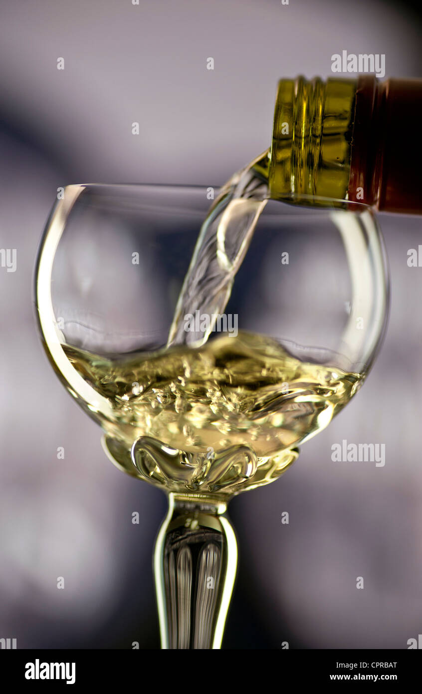 Glas Weißwein Alsace in traditionellen verzierte lange stemmed Deco Glas mit Weinfass hinter gießen Stockfoto