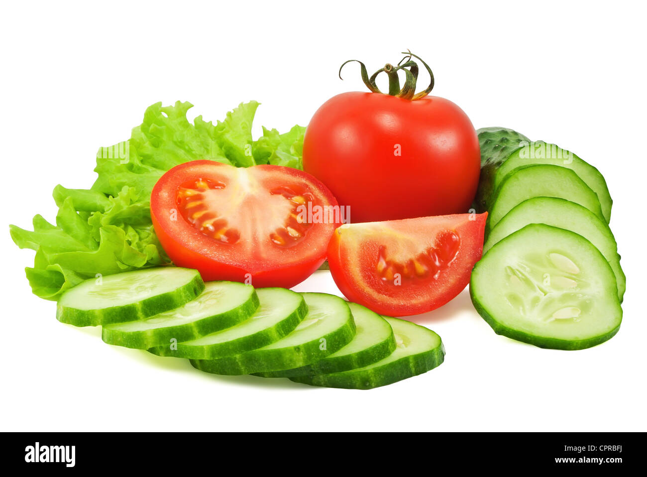 Tomaten und Gurke mit Salat isoliert auf weißem Hintergrund Stockfoto