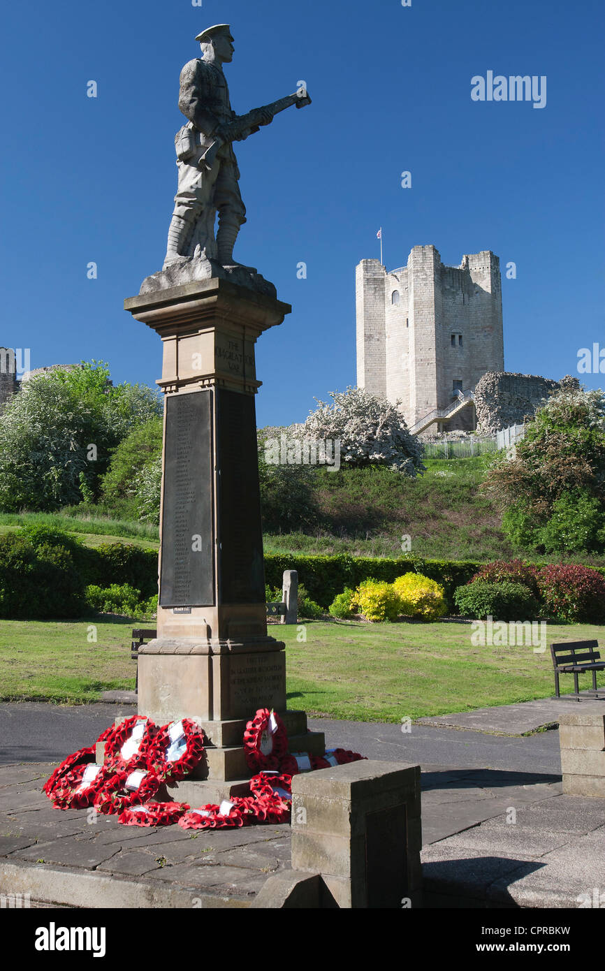 Kriegerdenkmal in Coronation Park mit Conisbrough Schloß im Hintergrund, Conisbrough, Doncaster, England, UK Stockfoto