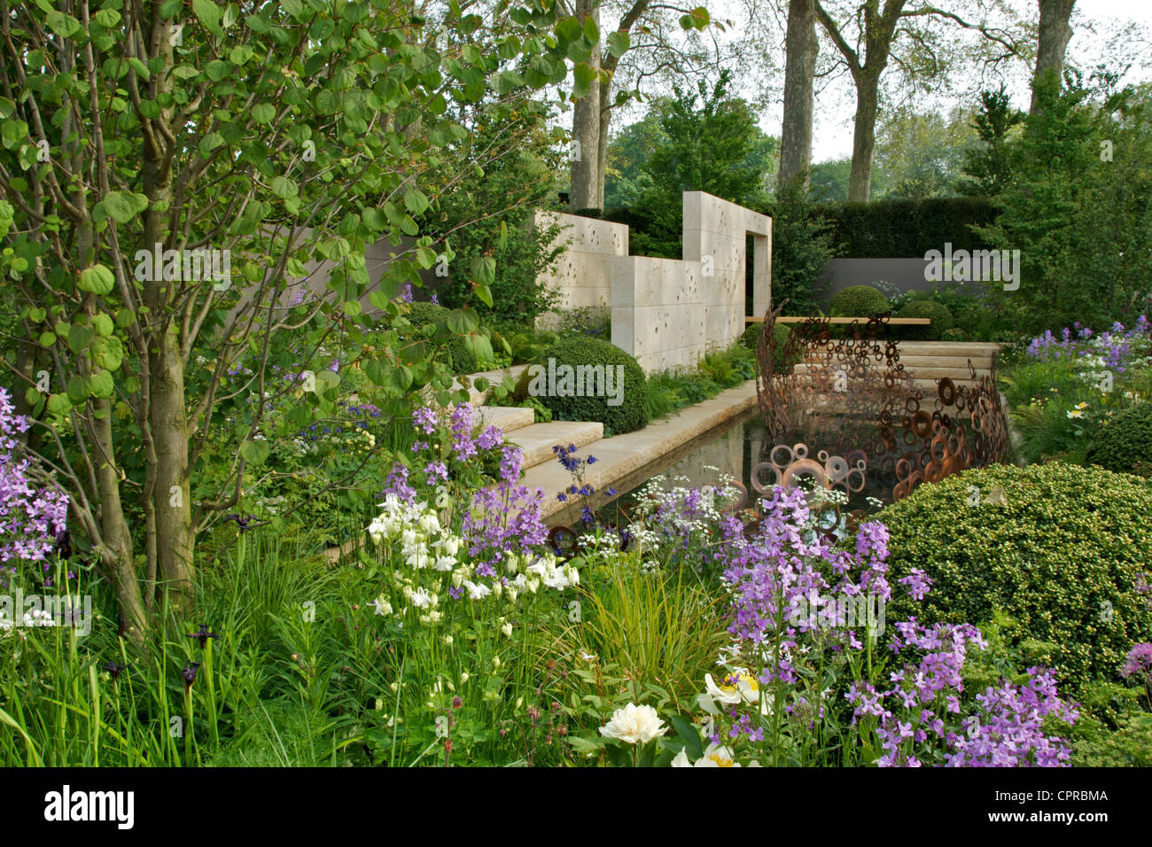 Ein Blick auf die Goldmedaille gewinnen M & G Garten am RHS Chelsea Flower Show 2012 von Andy Sturgeon entworfen. Stockfoto