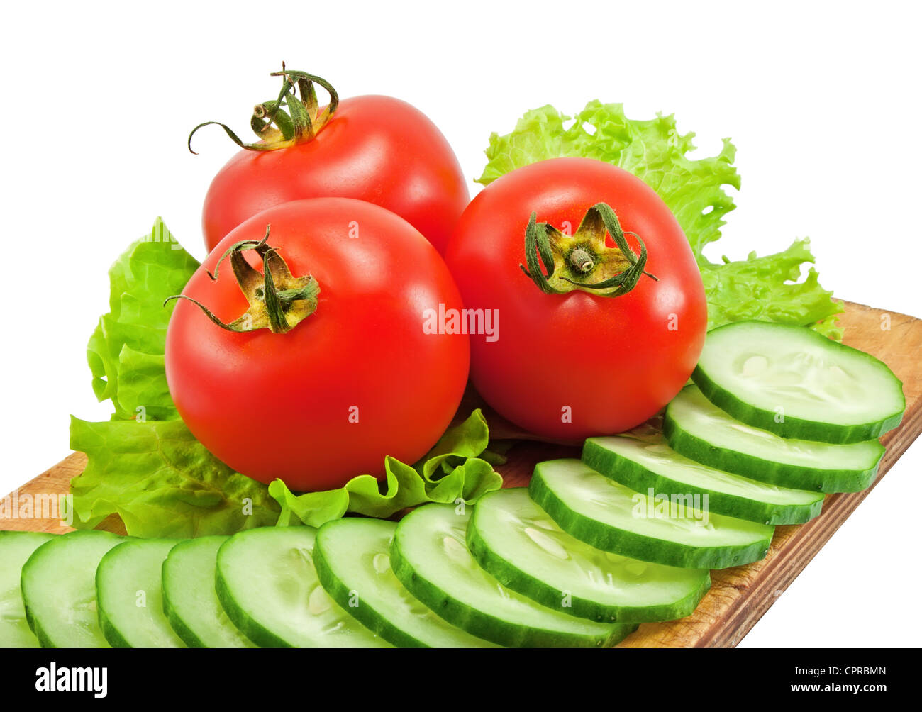 Tomaten und Gurke mit Salat isoliert auf weißem Hintergrund. Stockfoto