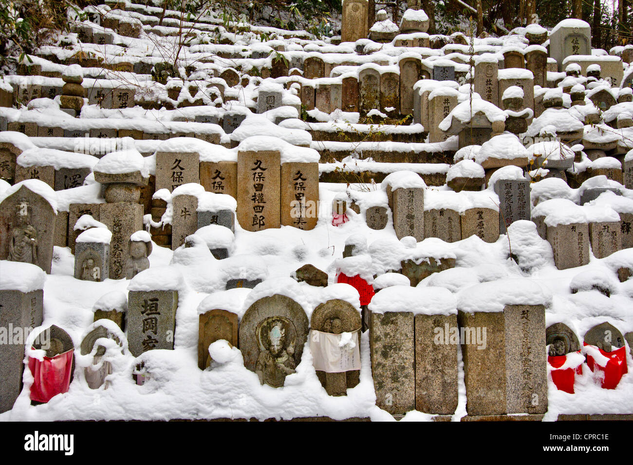 Auf dem OkunoinFriedhof in koya in Japan Reihen mit schneebedeckten