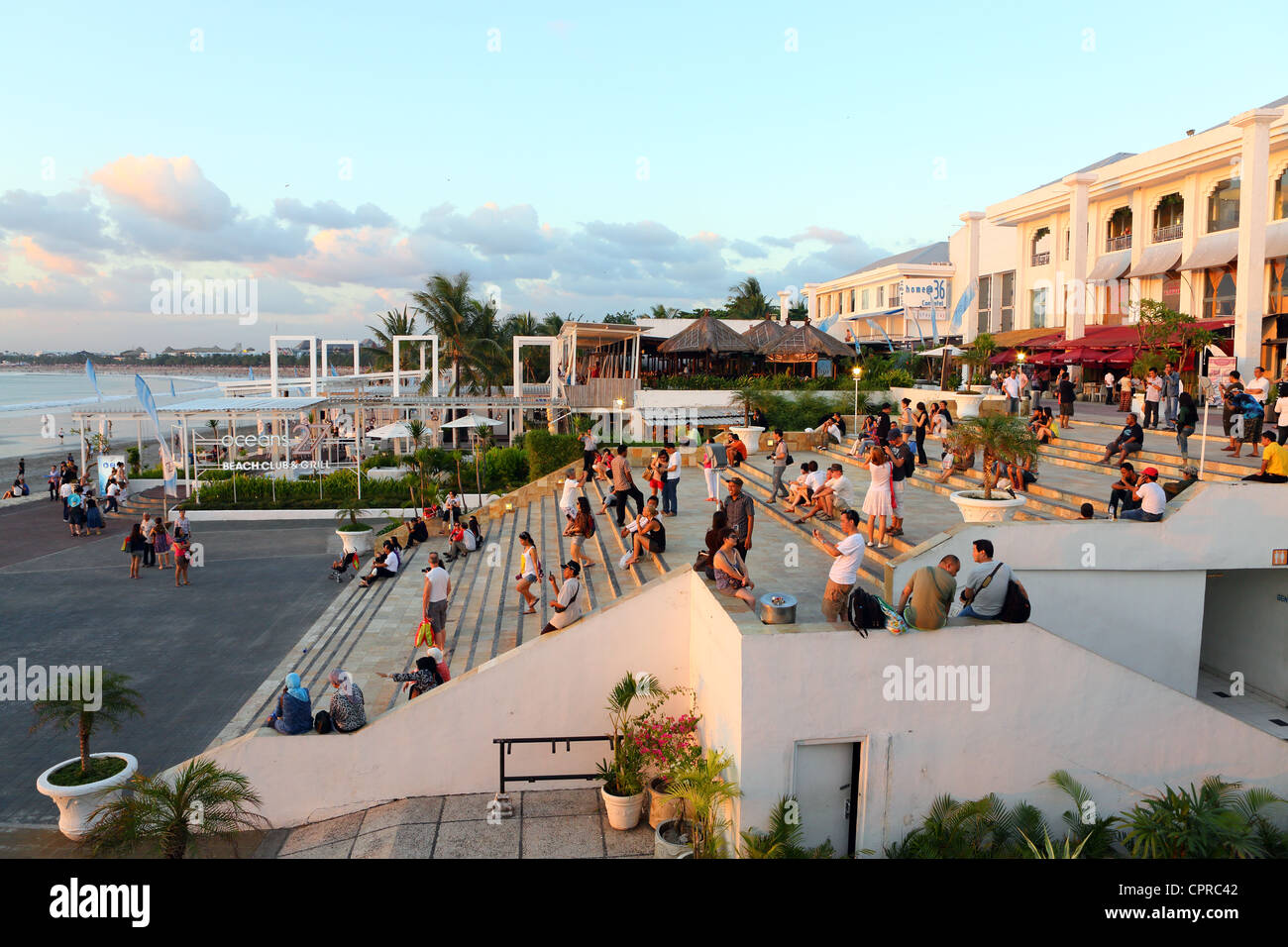 Menschen den Sonnenuntergang auf der Shopping-Mall mit Blick auf Strand von Kuta. Stockfoto