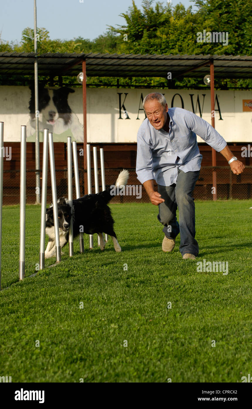 Berühmtesten italienischen Kino und tv Hunde Trainer Massimo Perla, während Ad Agility Hundetraining, Rom, Italien Stockfoto