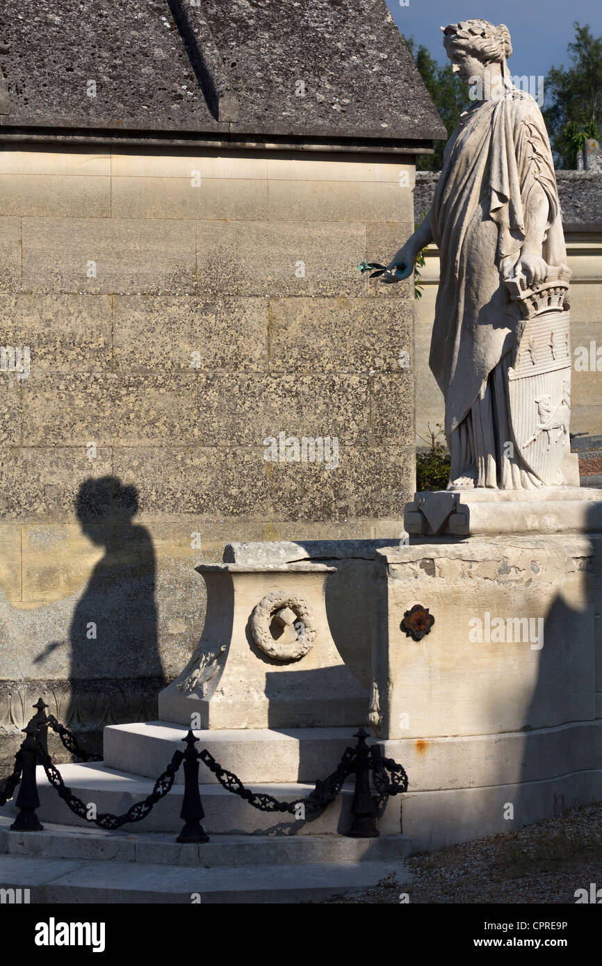 Statue und Schatten im Cimetière monumental de Rouen, Frankreich Stockfoto