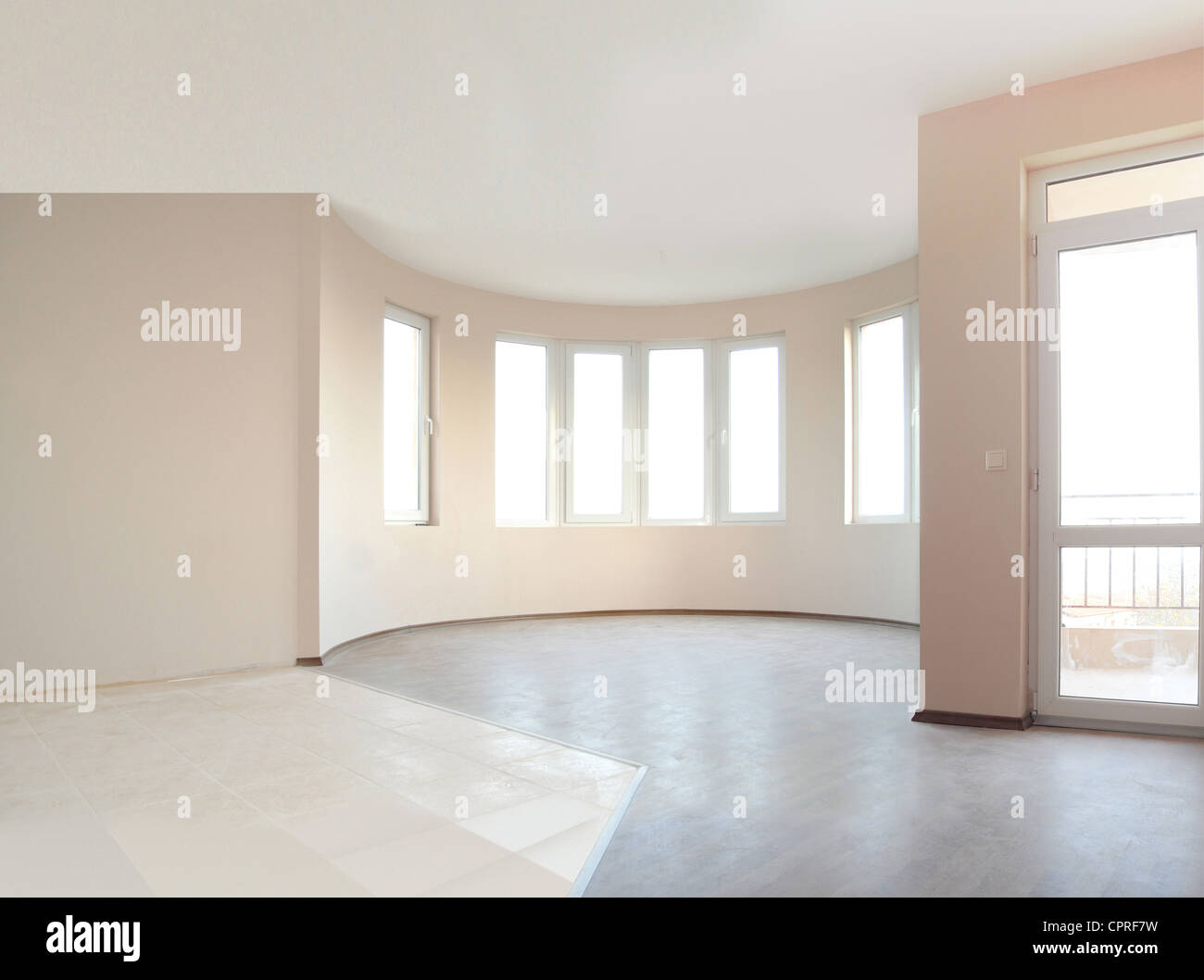 Leerer frisch gestrichenen Raum in ein neues Gebäude gebaut Stockfoto