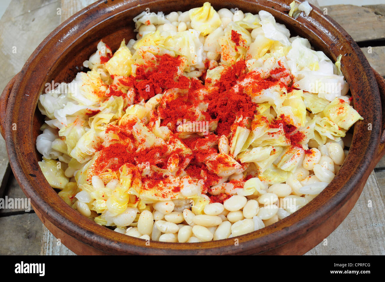 Fastenzeit Traditionsgericht aus dem Balkan - Sauerkraut mit Bohnen im Topf Stockfoto