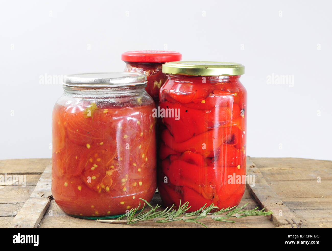 Konservierung von Lebensmitteln. Gläser mit konservierten Tomaten und Paprika Stockfoto