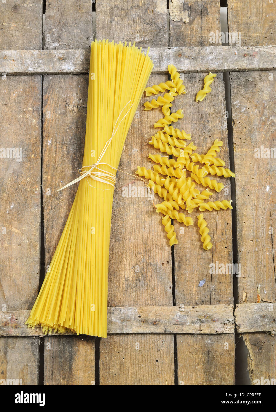 Spaghetti und Fusilli auf hölzernen Hintergrund Stockfoto