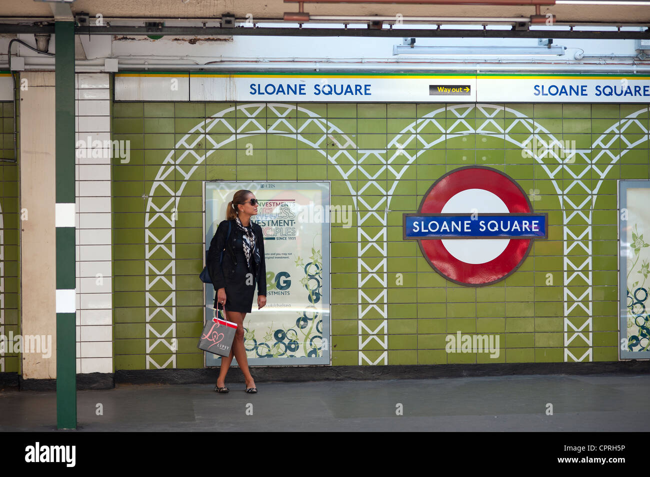 London, England, Vereinigtes Königreich. Sloane Square u-Bahnstation mit Menschen u-Bahn warten. Mai 2012. Stockfoto