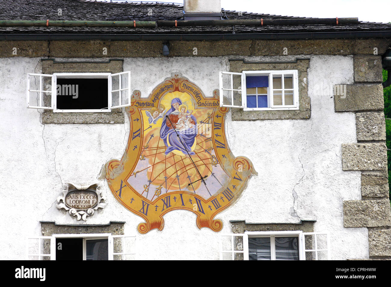 Große Sonnenuhr an der Fassade eines Hauses in Mozartplatz, Salzberg, Salzburg, Österreich. Stockfoto