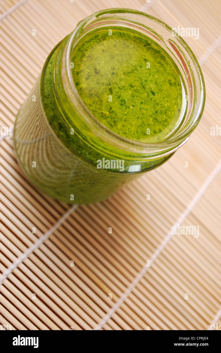 Frischer Basilikum-Pesto, typisch italienische grüne Sauce dressing für pasta Stockfoto
