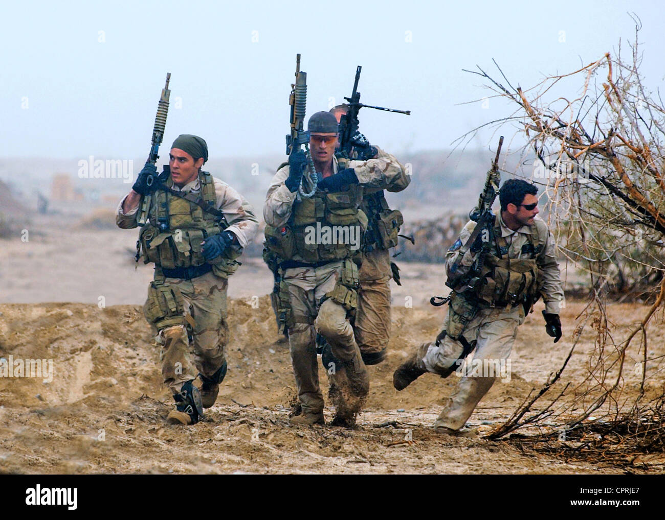 US Navy SEALs Verhalten Wüste Trainingsübungen in Vorbereitung auf die realen Szenarien. Stockfoto