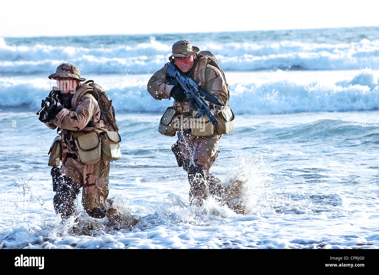 U.S. Navy SEALs Praxis Strand Landungen während Kampftraining Stockfoto