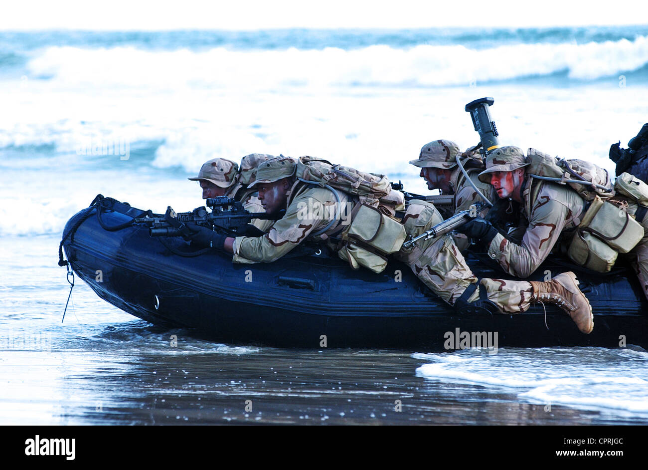 U.S. Navy SEALs Praxis Strand Landungen während Kampftraining Stockfoto