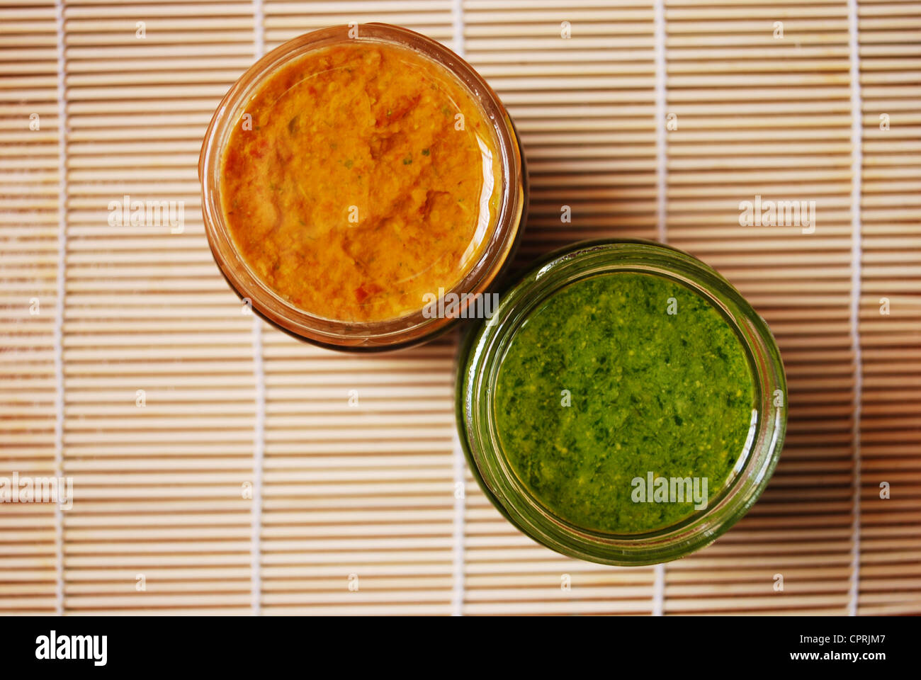 Frischer Basilikum-Pesto und Tomaten sauce, typisch italienischem Dressing für Pasta Stockfoto