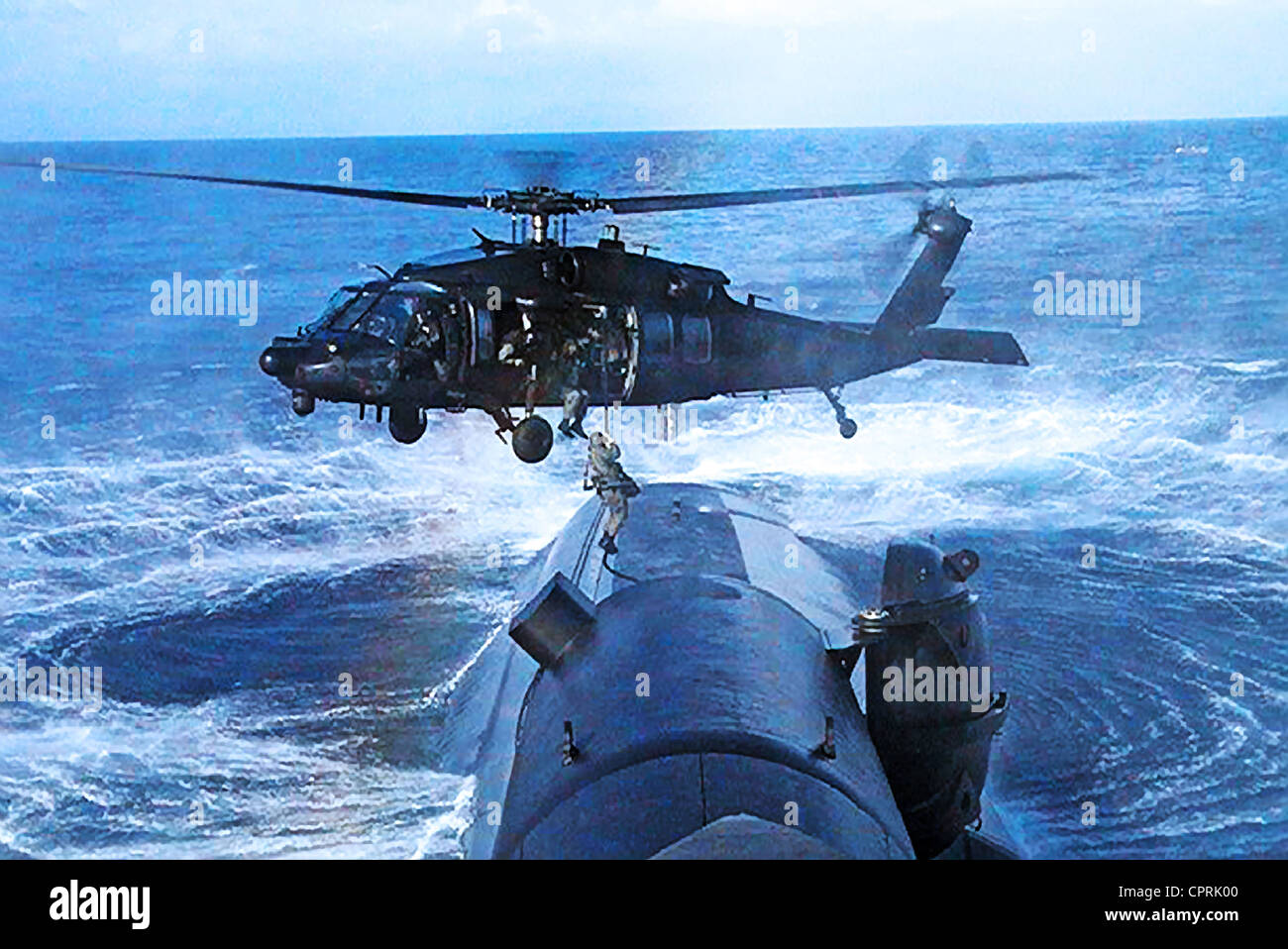 U.S. Navy SEALs führen eine Fast-Seil Übung aus der Frachttür eines Seahawk-Hubschrauber auf dem Deck eines u-Bootes. Stockfoto