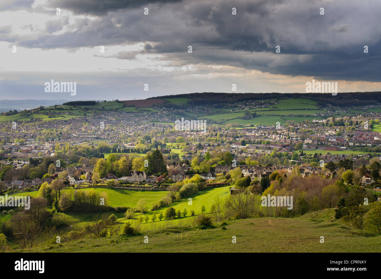 Blick über die Stadt Stroud aus Rodborough Common, Gloucestershire, Cotswolds, UK Stockfoto