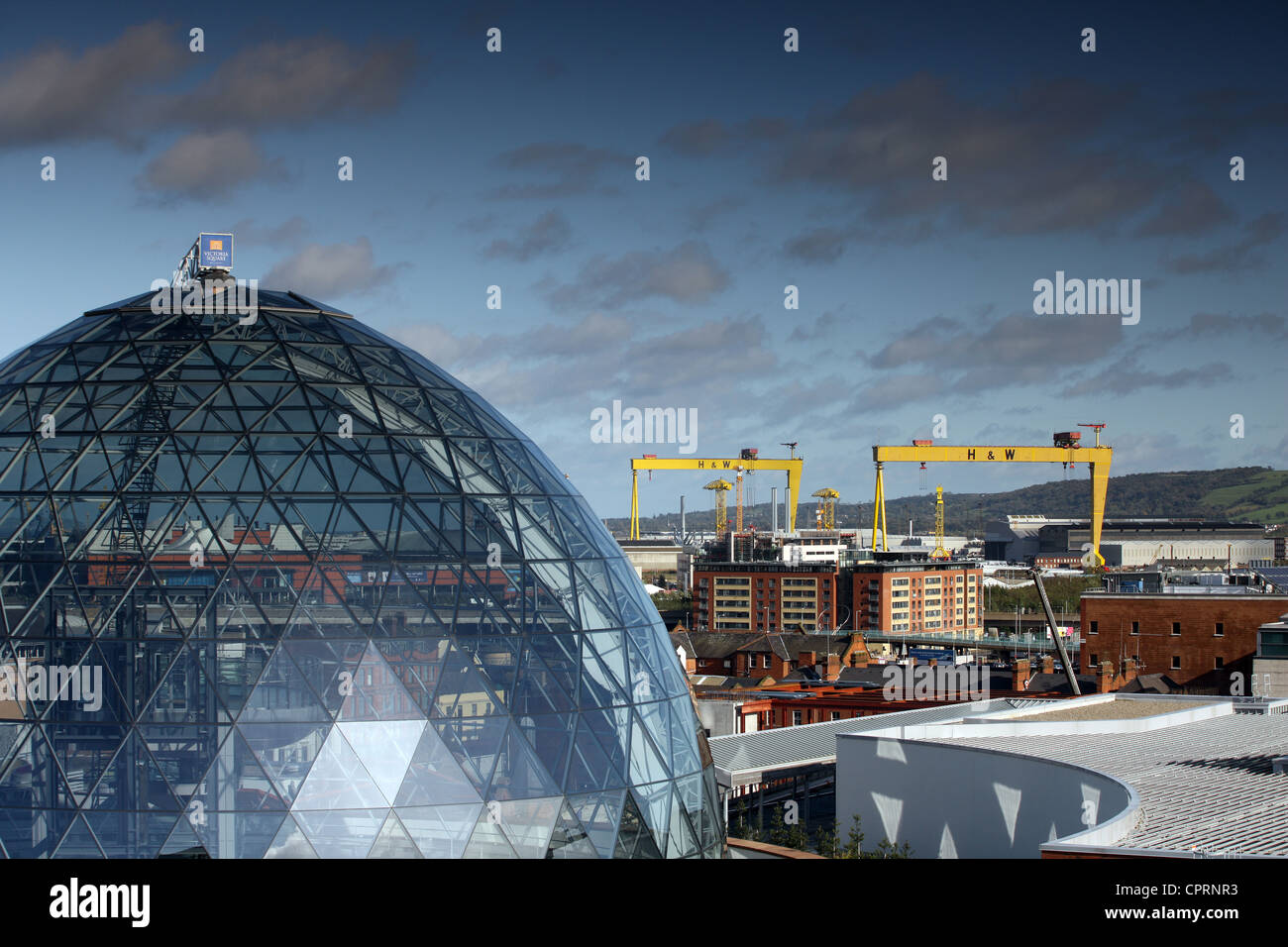 Blick auf Victoria Square Kuppel mit Harland und Wolff Krane im Hintergrund Stockfoto