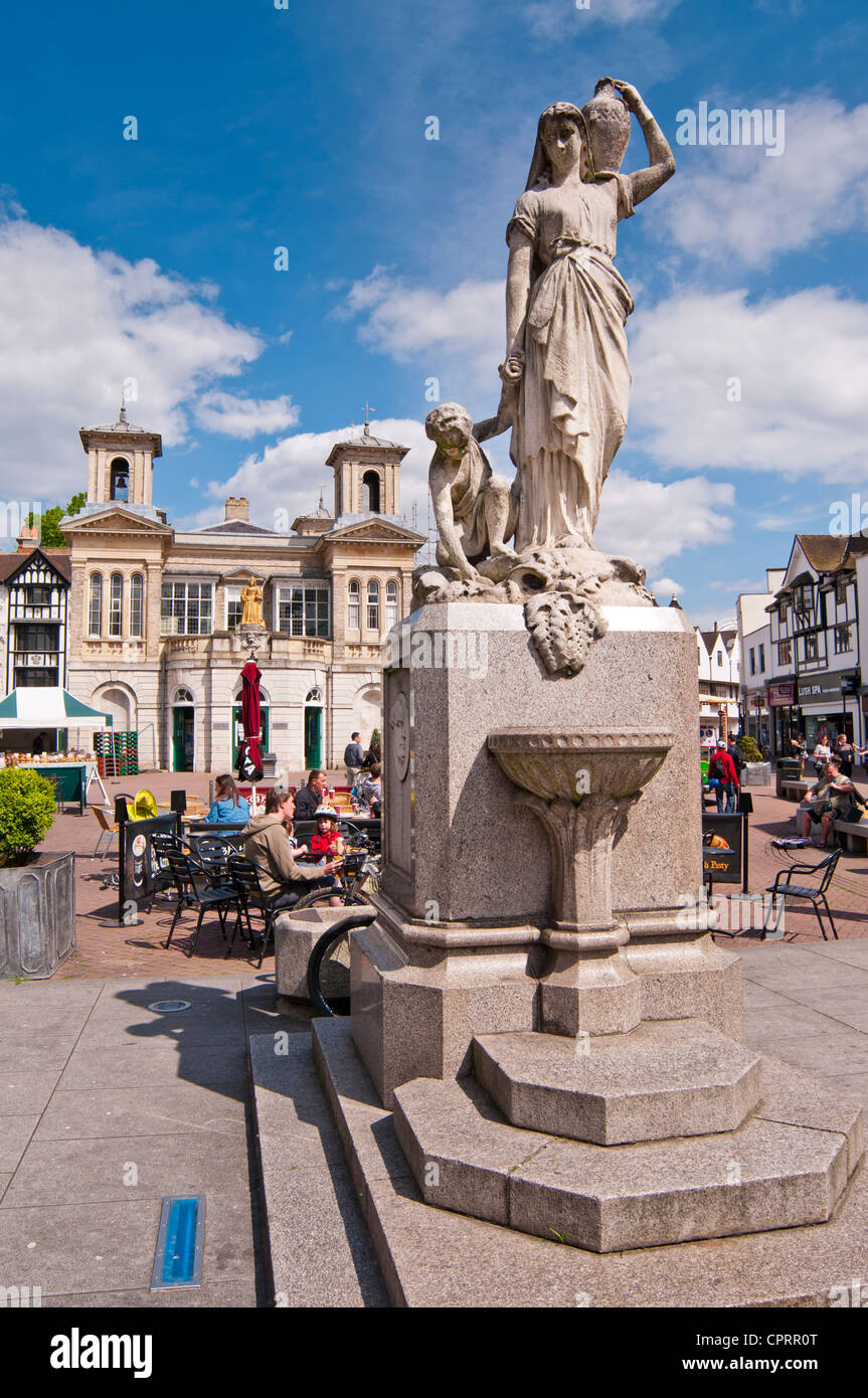 Menschen Sie genießen sonnigen Morgen im Straßencafé, Market Place, Kingston upon Thames, Surrey, UK Stockfoto