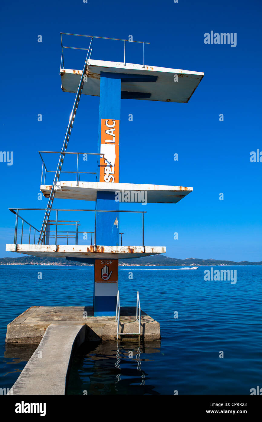 Altes Schwimmbad und Sprungbrett-Zadar-Kroatien Stockfoto