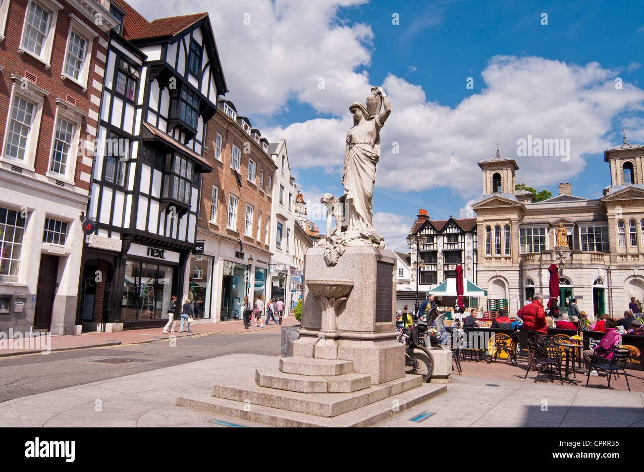 Menschen Sie genießen sonnigen Morgen im Straßencafé, Market Place, Kingston upon Thames, Surrey, UK Stockfoto