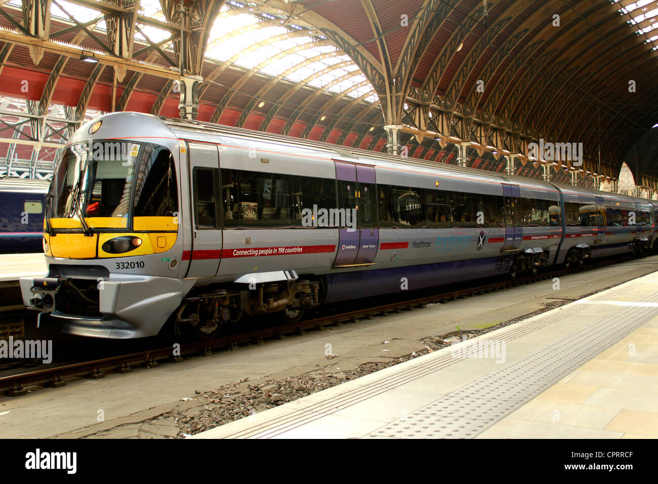 Zug wartet an der Paddington Station, London Stockfoto