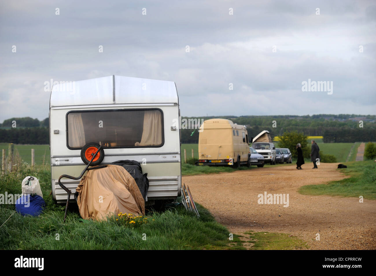 Ansicht von Stonehenge mit einer Karawane, die Zugehörigkeit zu Druiden unterstützt Aurthur Pendragons Mahnwache an der antiken Stätte Wiltshire Uk 20 Stockfoto