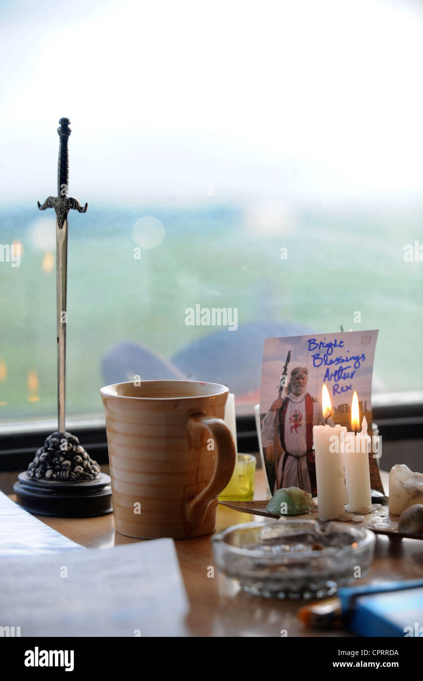 Detail der Gegenstände in einem Wohnwagen zu Druiden unterstützt Aurthur Pendragons Mahnwache an der antiken Stätte Wiltshire Uk 20 gehören Stockfoto