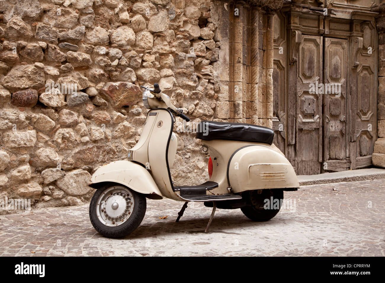 Vespa Motorroller geparkt vor der alten Kirche, Stilo, Kalabrien, Italien Stockfoto