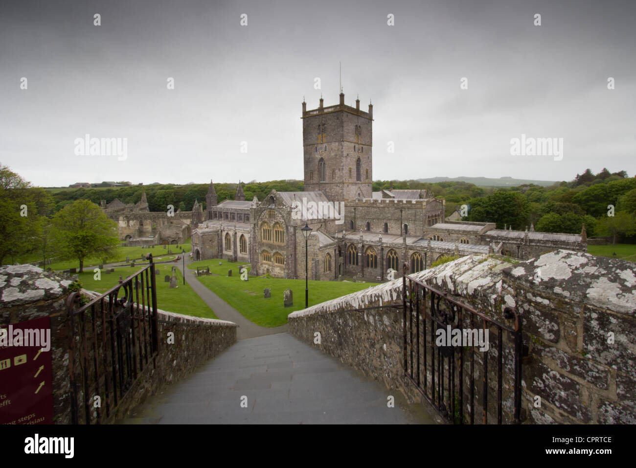 Kathedrale St. Davids an einem glum grauen nassen und windigen Tag Stockfoto