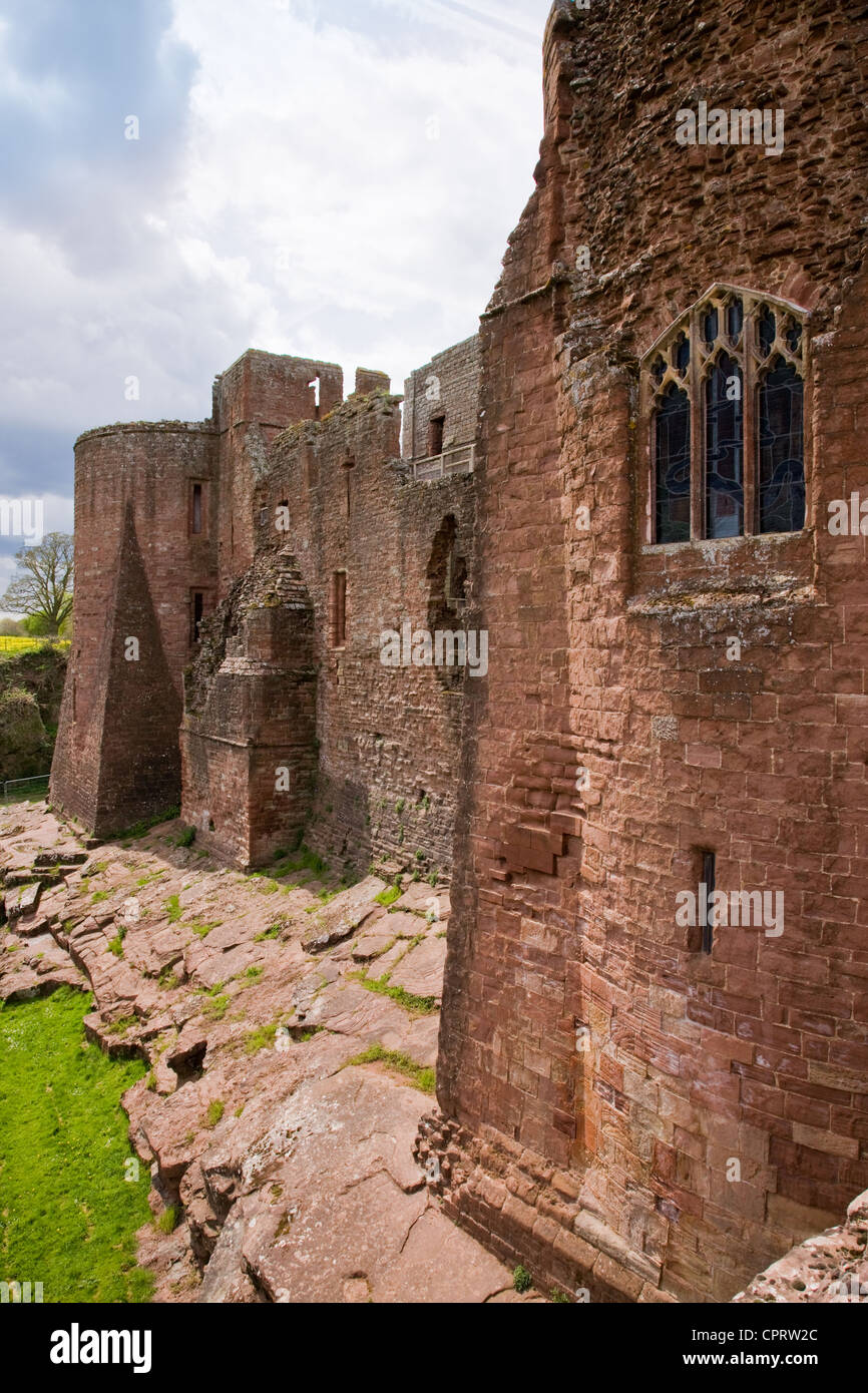 Außenwände und Trockengraben von Goodrich Castle eine Norman mittelalterliche Burgruine in Herefordshire Stockfoto