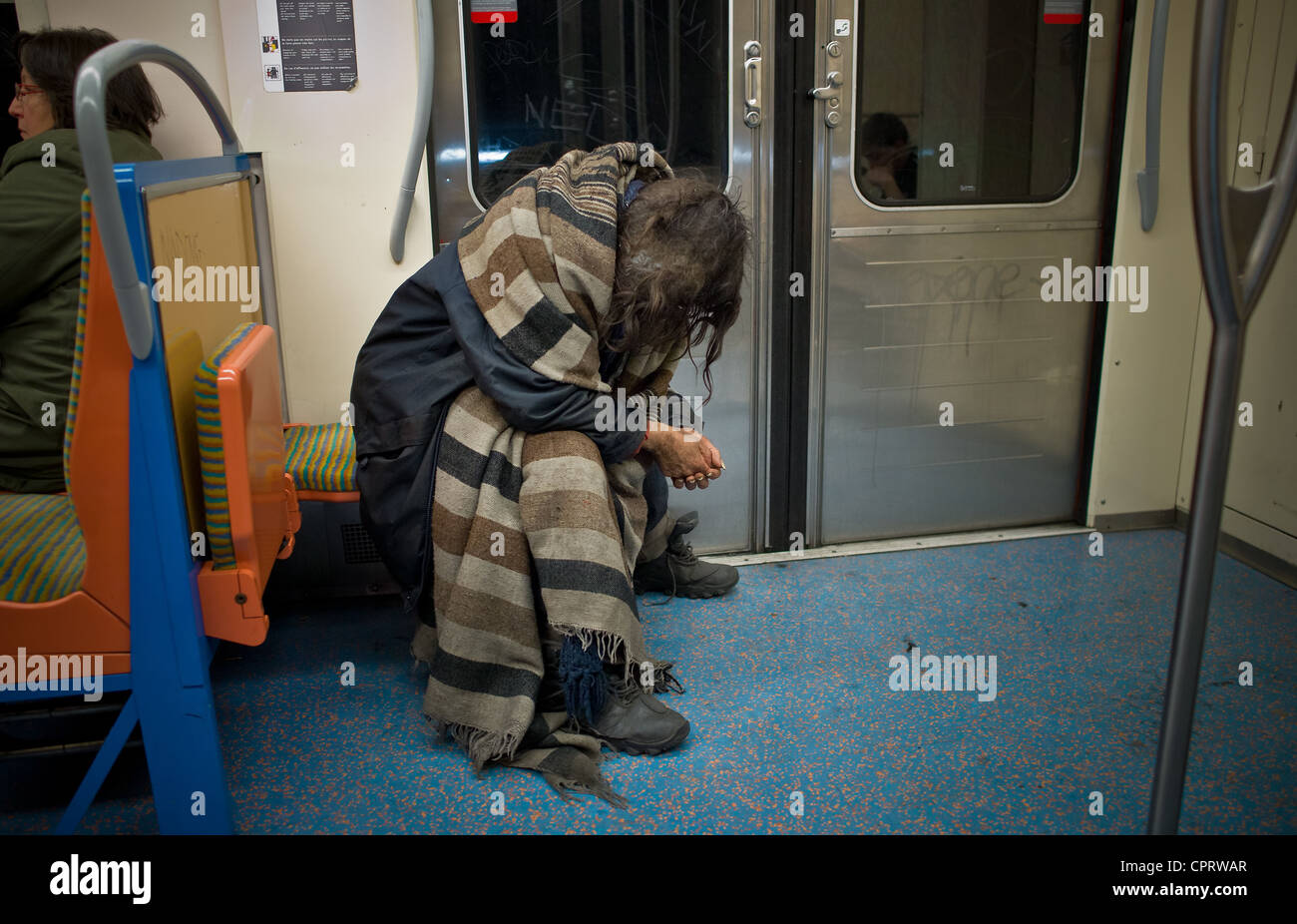 Die Obdachlosen in der Metro und RER (Geschwindigkeit Vorort Zug.  Blau, weiß, rot, Obdachlosen in der RER Stockfoto