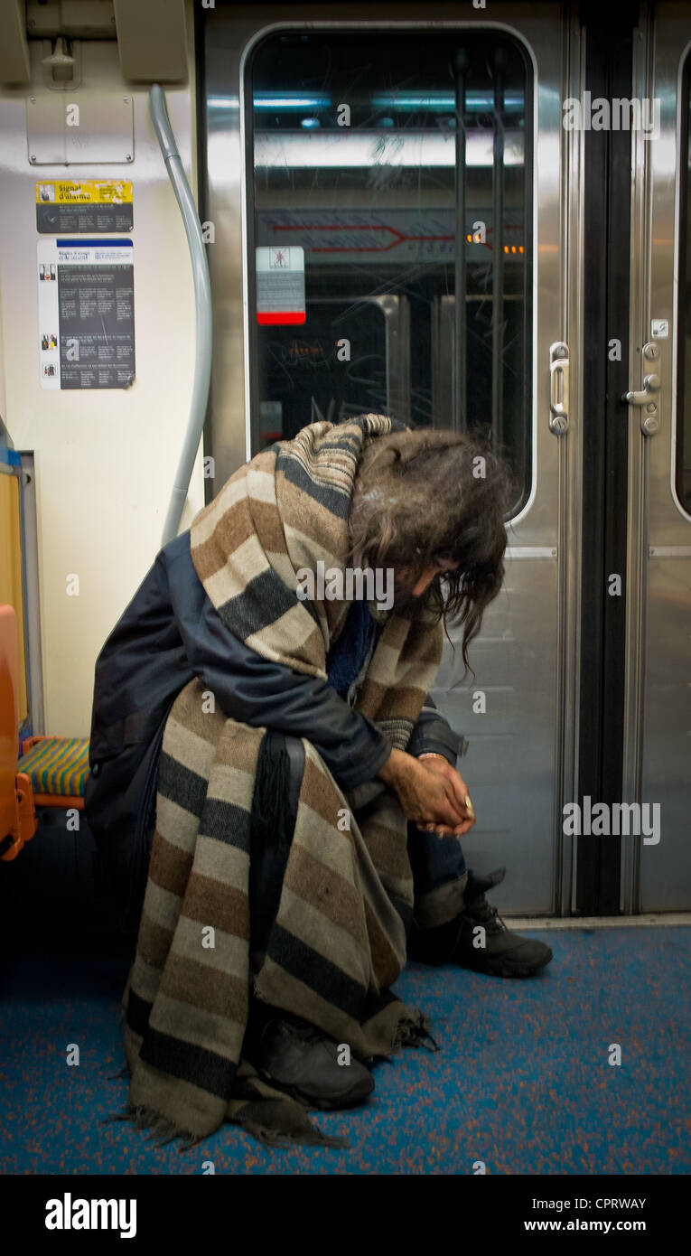 Die Obdachlosen in der Metro und RER (Geschwindigkeit Vorort Zug.  Blau, weiß, rot, Obdachlosen in der RER Stockfoto