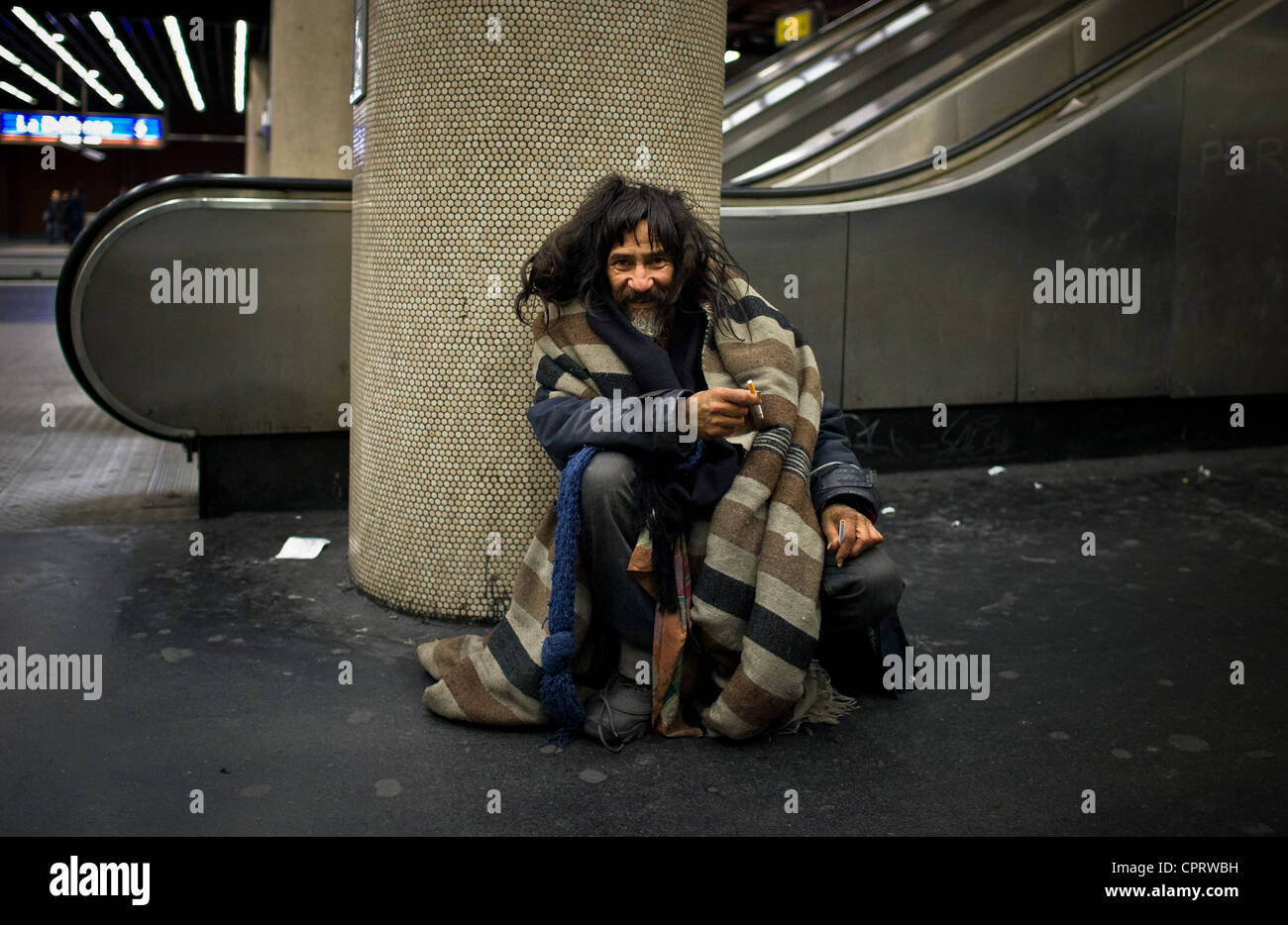 Die Obdachlosen in der Metro und RER (Geschwindigkeit Vorort Zug.  Blau, weiß, rot, Heimatlose Wanderer in der RER Stockfoto